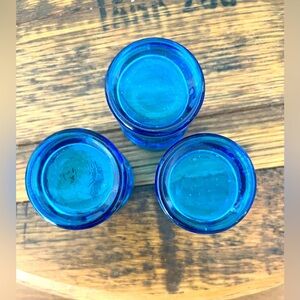 Vintage COLONIAL DRUM TRUMPET Blue Glass Bottle w/Stopper & 3 Shot Glasses